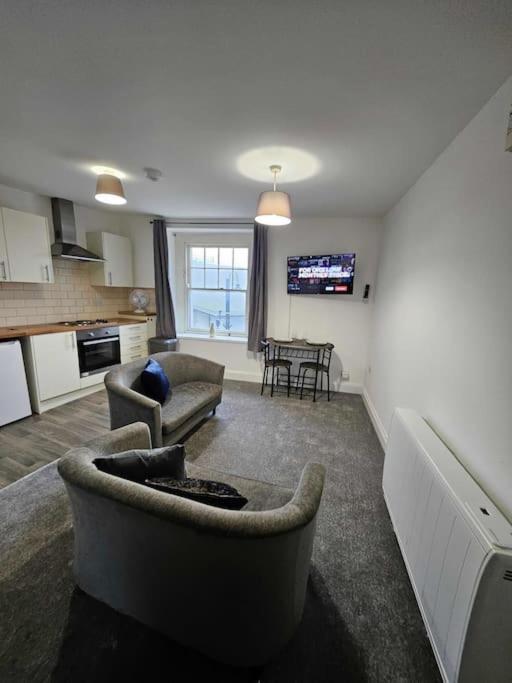 Fully Equipped Kitchen, Double Room Neath Εξωτερικό φωτογραφία