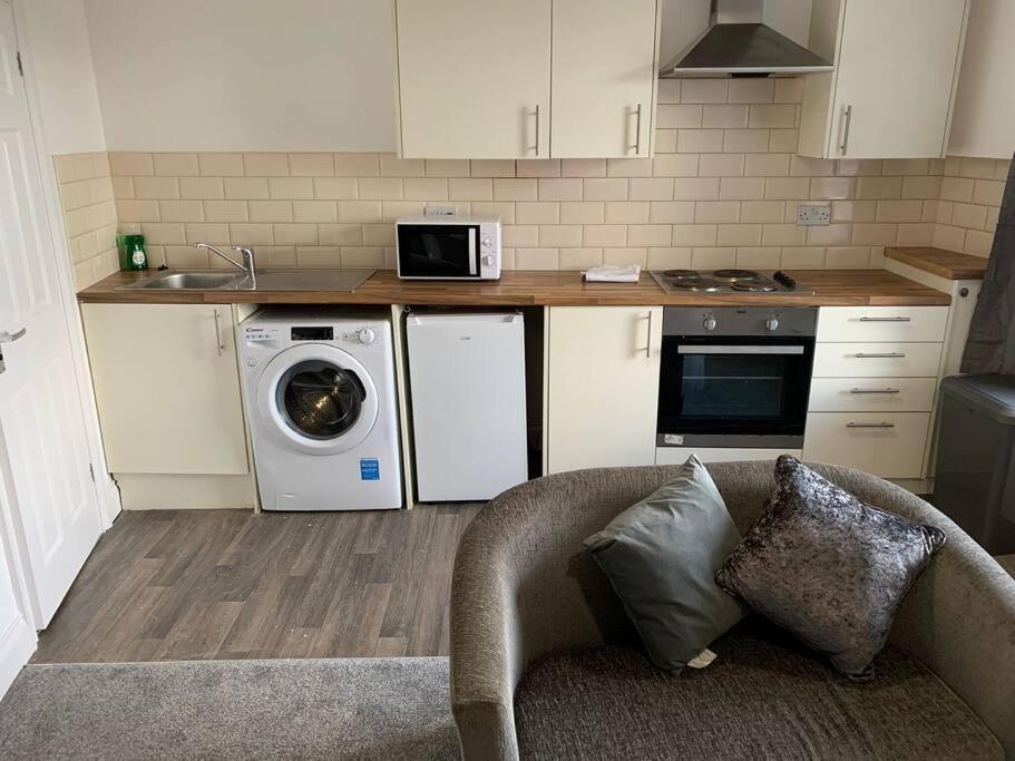 Fully Equipped Kitchen, Double Room Neath Εξωτερικό φωτογραφία