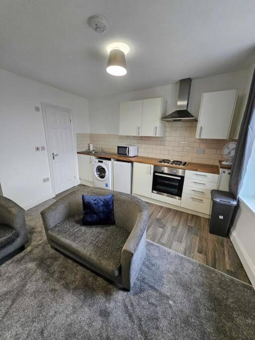 Fully Equipped Kitchen, Double Room Neath Εξωτερικό φωτογραφία
